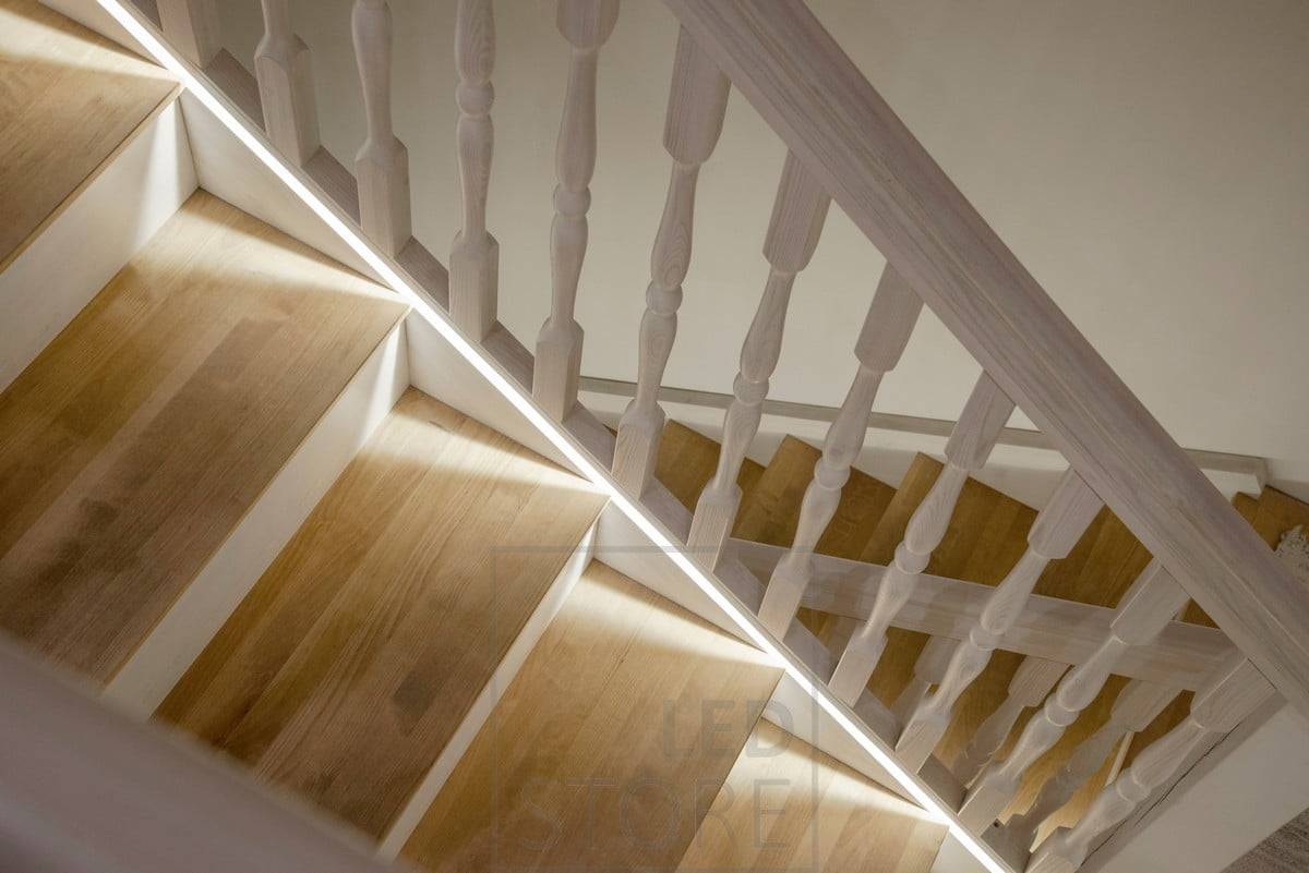 Led pásek vyfrézovaný ve spodní části schodišťového zábradlí, co nejblíže ke schodům.